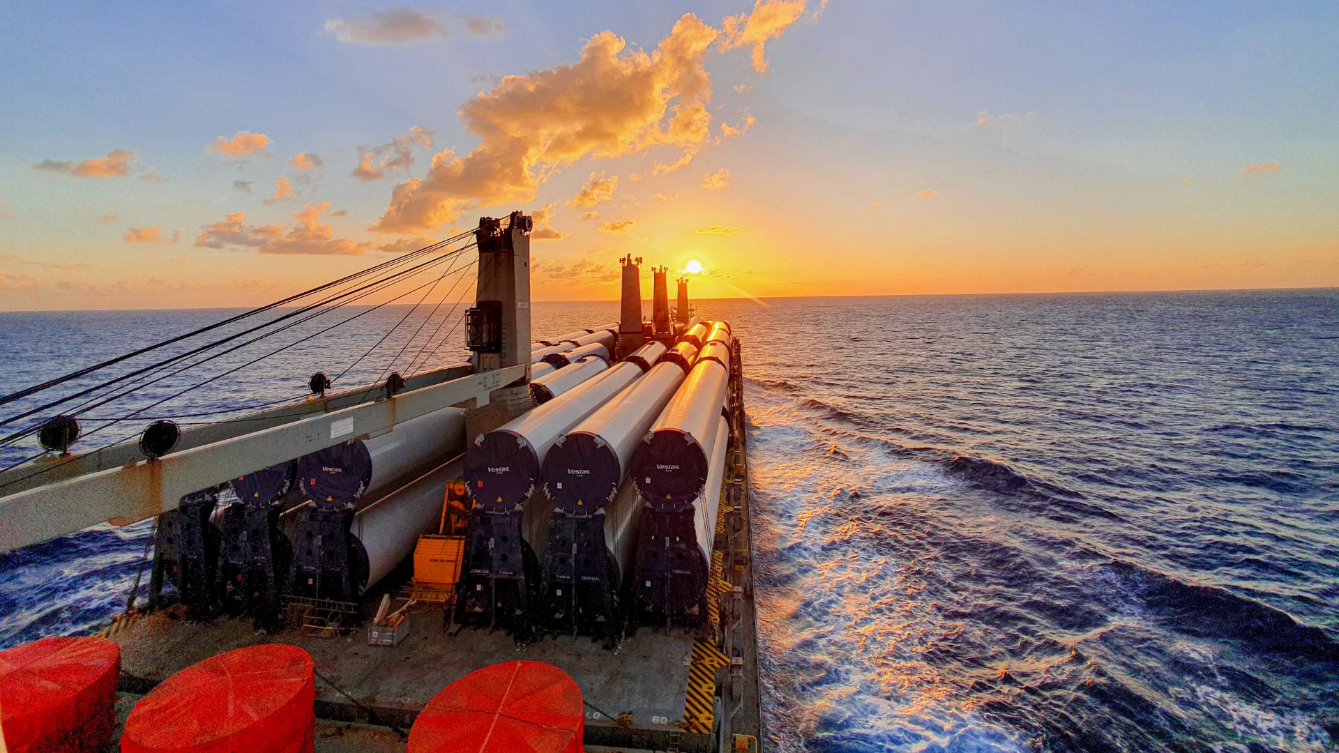 Picture og the open hatch shipping vessel Star Livorno from G2 Ocean with cargo